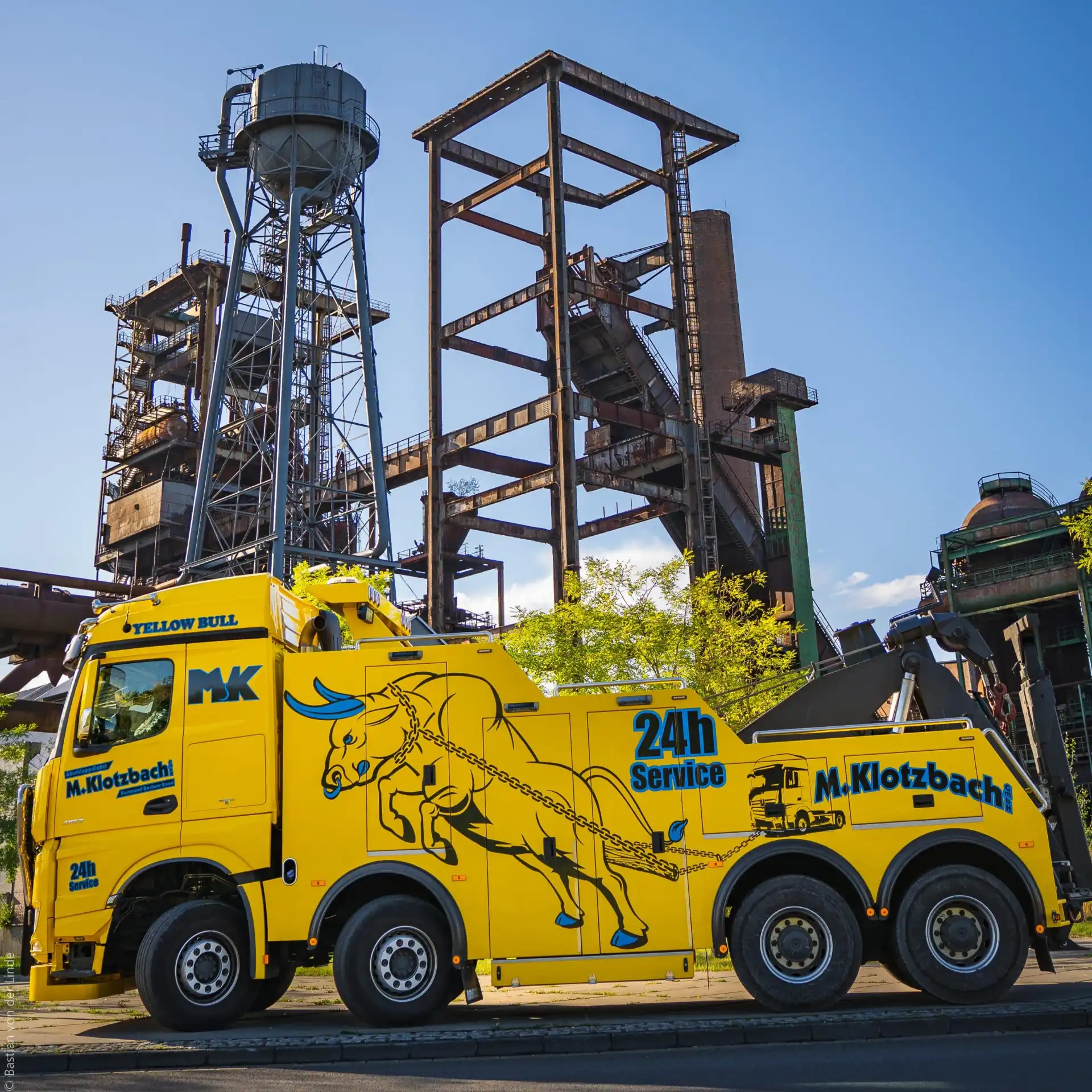 Abschleppwagen der Markus Klotzbach GmbH vor einem Zechenturm im Ruhrgebiet