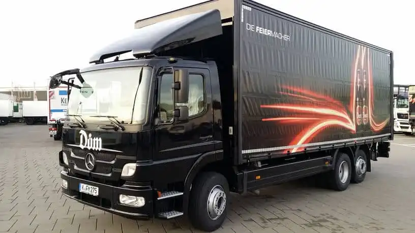 Beschrifteter Koffer-LKW
